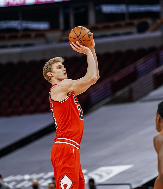 马尔卡宁更新Ins晒赛场照：很棒的团队胜利！