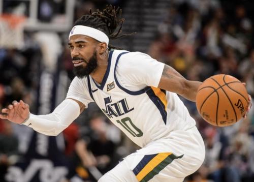 康利因右腿腘绳肌紧张伤退，本场比赛不会回归