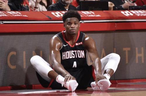 赛拉斯：打小个阵容因马刺用小个阵容，最后上豪斯是凭感觉