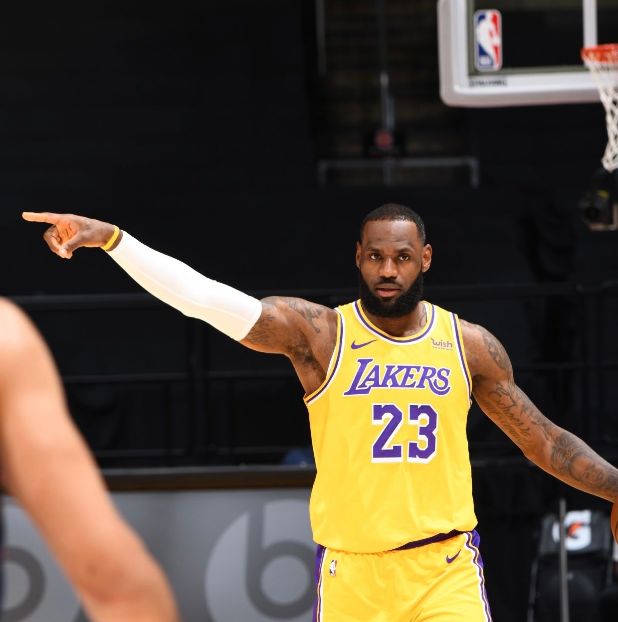 魔术师：詹姆斯以单核带队三双表现再次证明他是MVP领跑者