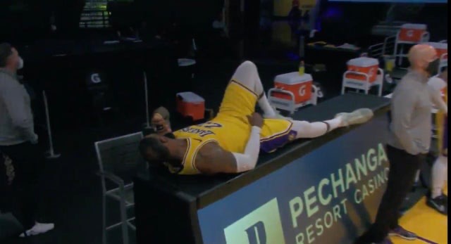 两场三加时赛季全勤！詹姆斯加时最后阶段躺在广告牌上休息