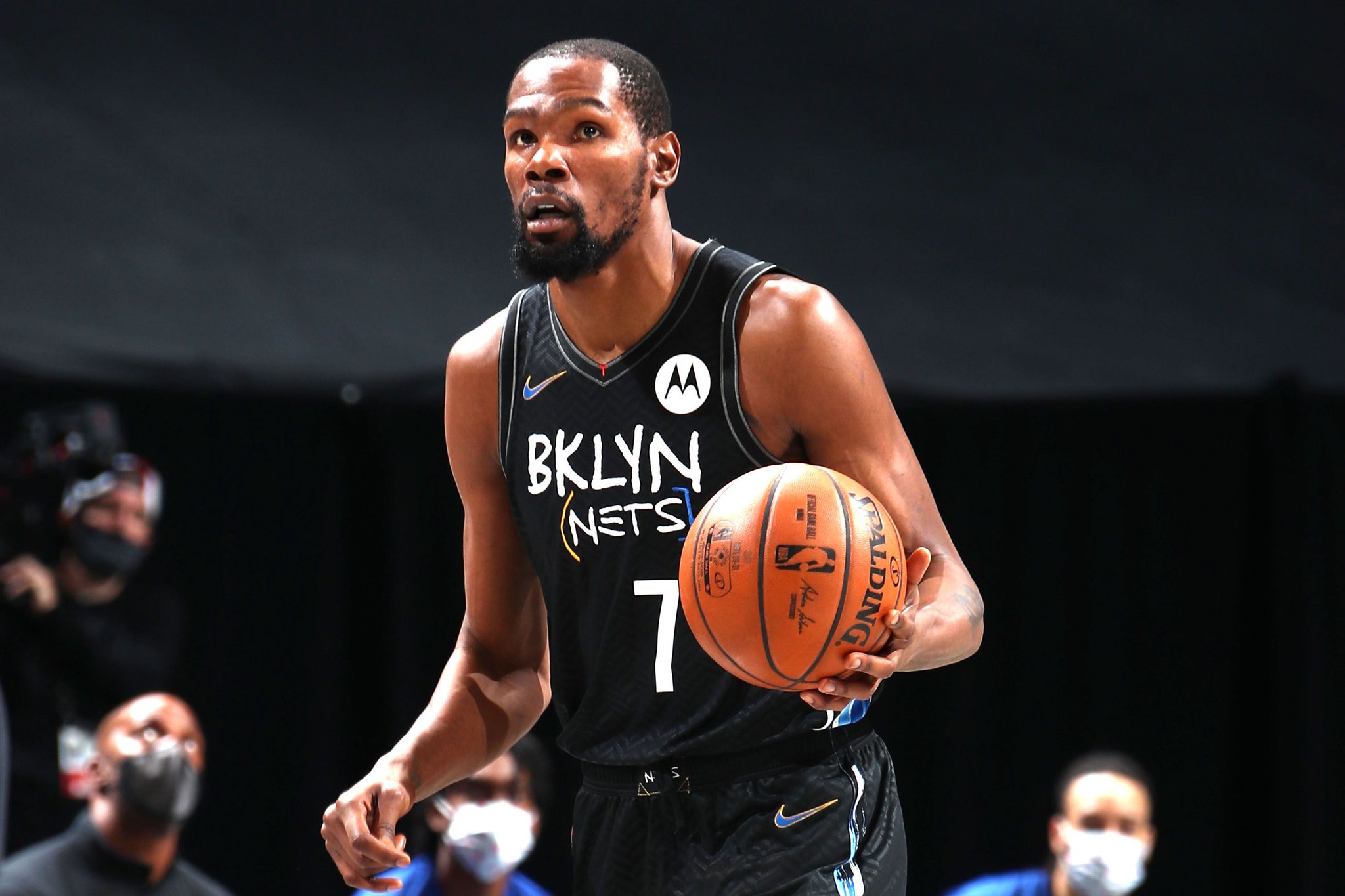 杜兰特在替补出场前没有接受更多检测，因密切接触短暂缺席