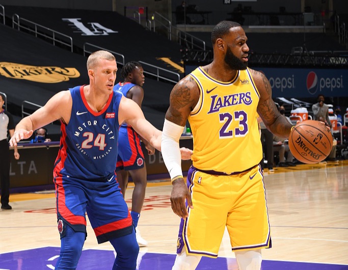 詹姆斯：当我和AD打挡拆时，就能迫使对方换防