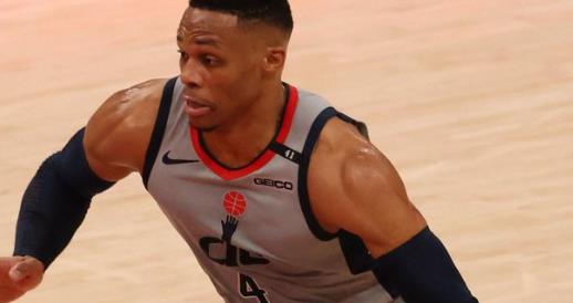 威少谈自己本赛季初的表现：我之前在场上靠着一条腿打球