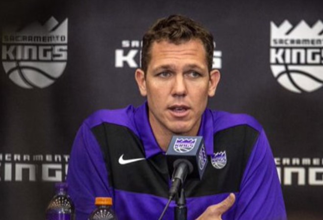 沃顿请求记者：快点结束采访，我们想早点回家看超级碗