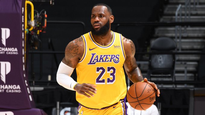 詹姆斯连续两场鏖战加时砍至少25+10取胜，近50年首人