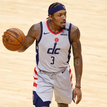 布拉德利-比尔半场得到19分，奇才52-69落后黄蜂17分