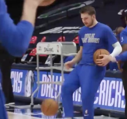 东契奇更新Ins，晒出自己在训练时踢篮球命中的趣味片段