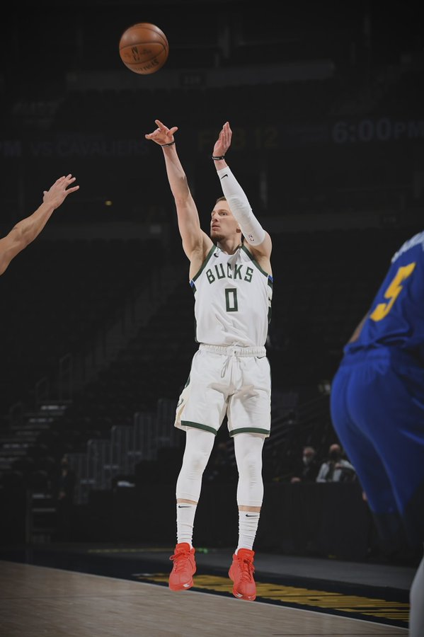 迪温琴佐晒图庆祝球队取胜：杰出的团队胜利，专注于下一场