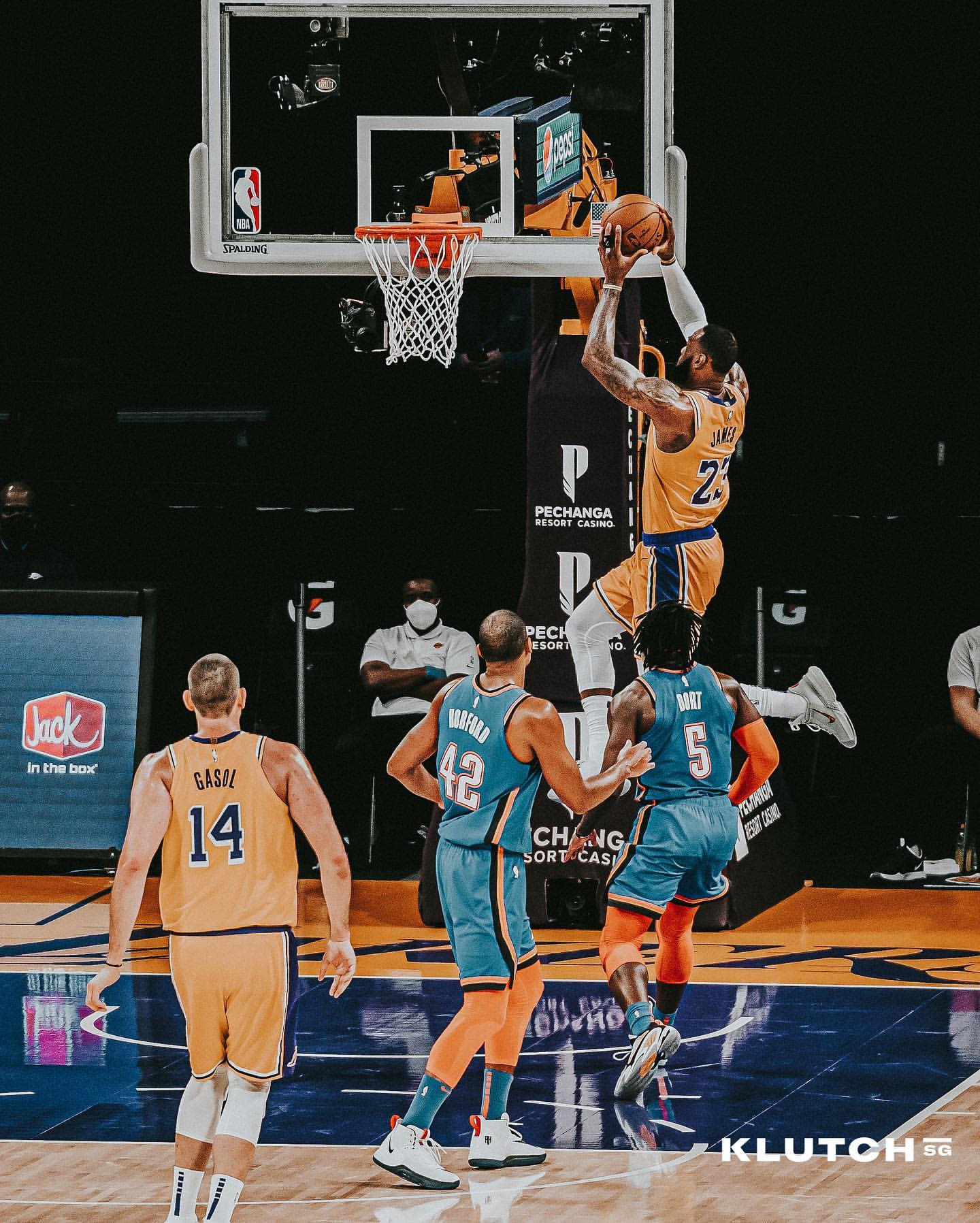 超级英雄！詹姆斯：黑韦恩变身蝙蝠侠，照亮标志，我来搞定