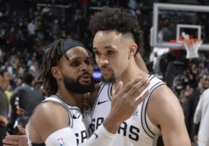 怀特：米尔斯半场时的压哨球太酷了，那简直违反地心引力