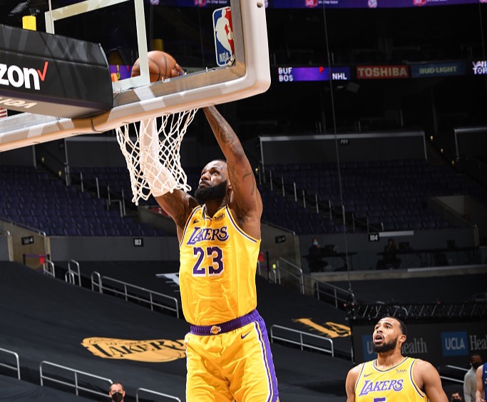 詹姆斯：我会明天早起接受治疗，睡个回笼觉，再看超级碗