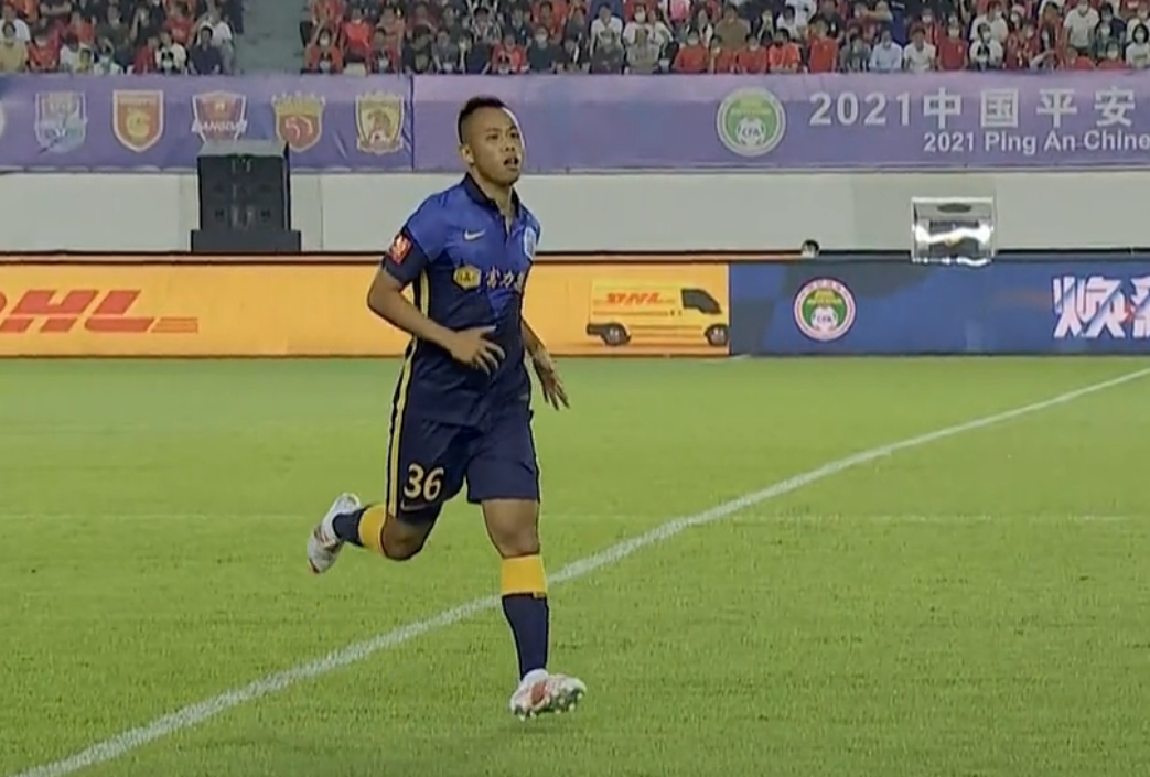 GIF：严鼎皓解围失误刘殿座裆下漏球，广州1-1广州城