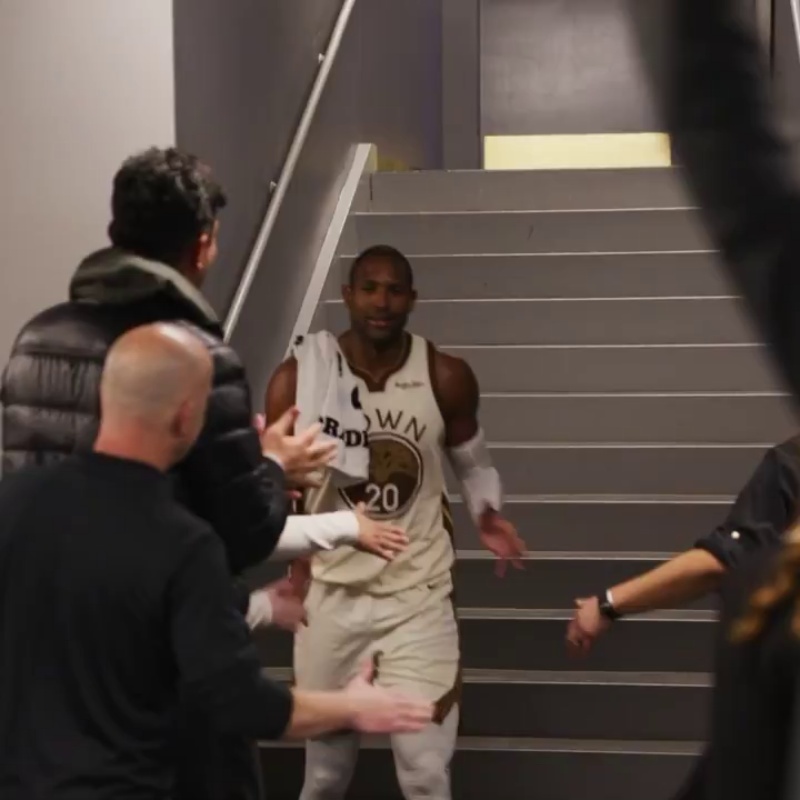 勇士官方账号:Locker room views after the DUB.