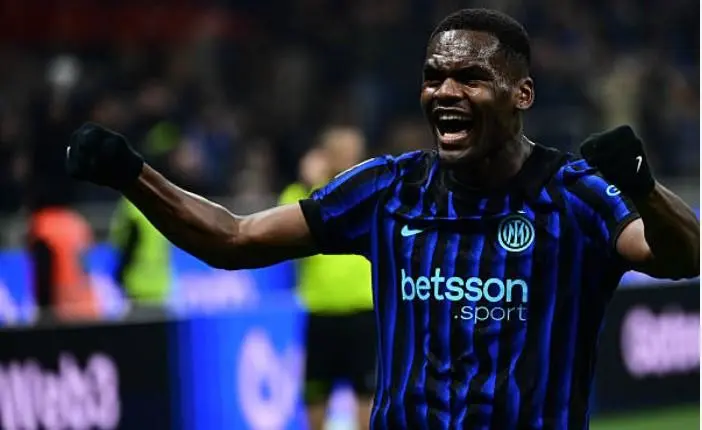 王家卫私密录音曝光：编剧维权无果，揭露娱乐圈权力霸凌