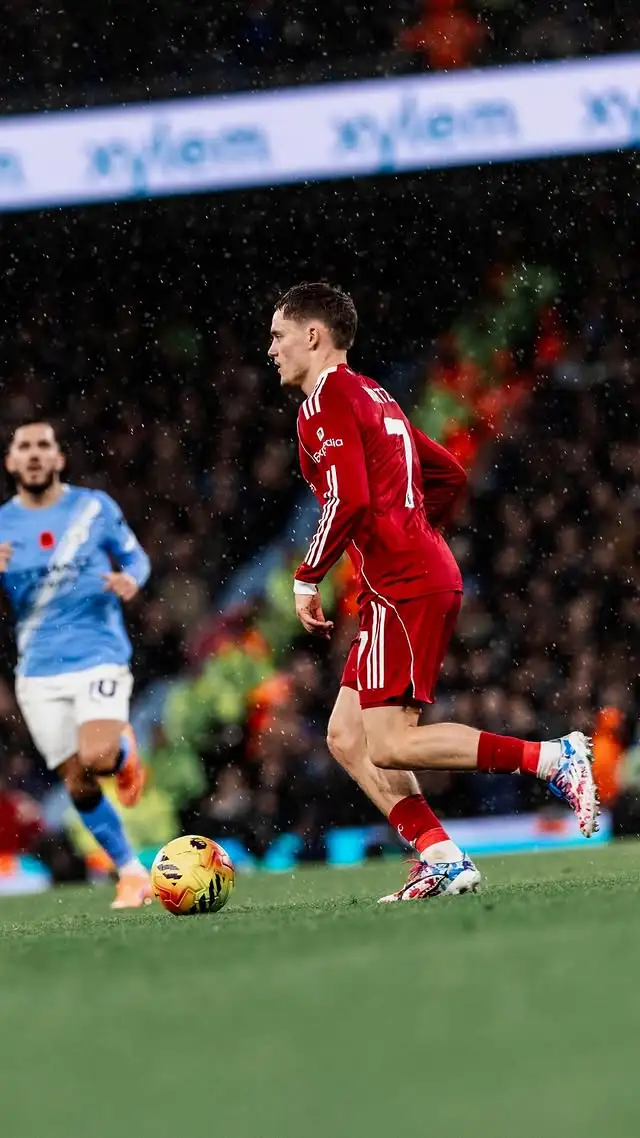 传奇同框
！范戴克与卡洛斯互换球衣
，两代顶级后卫惺惺相惜