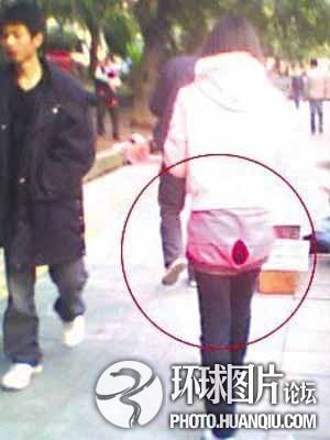 街头大胆着装 - 一年轻时尚的女孩走在<em>大街上</em>,