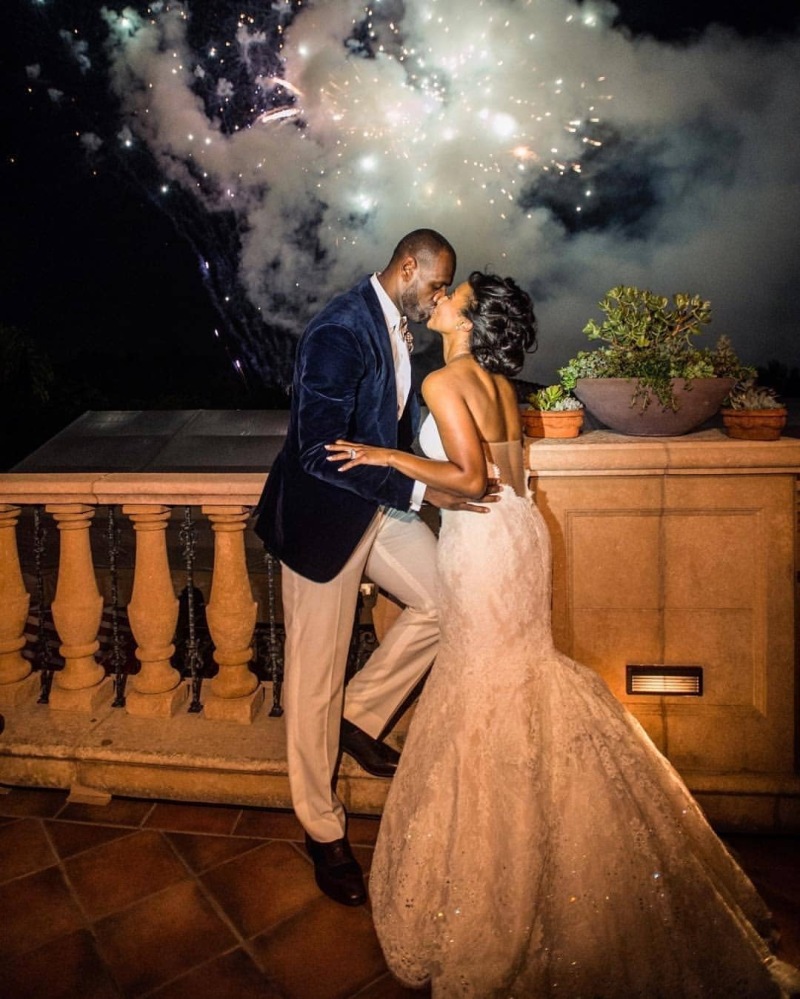 流言板 恩爱 詹姆斯晒婚礼照纪念结婚8周年 纪念日快乐 女王 虎扑