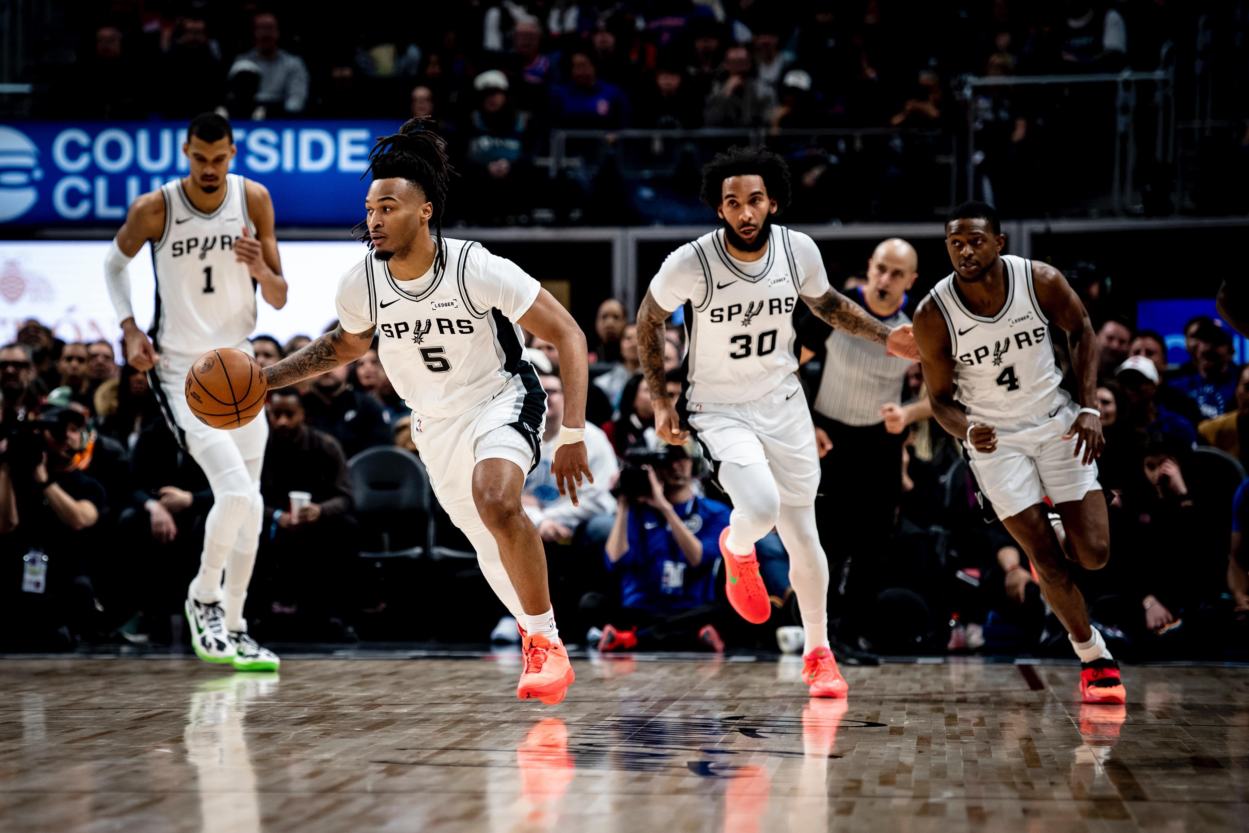 【生涯新高】🤔卡布接福克斯传球~底角三分命中-NBA-马刺专区-虎扑社区