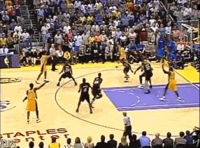 【话题团】2001年总决赛G1,湖人是这样防守艾