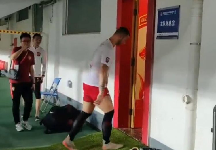 足球报:阿瑙托维奇去恒大更衣室为和卡帅打招呼,非走错