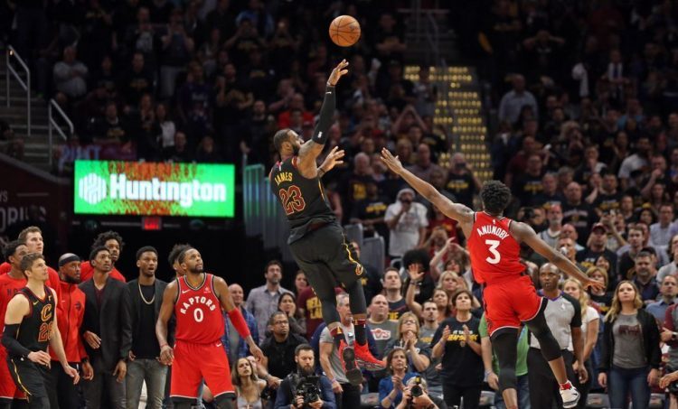 【视频】美媒评出詹姆斯生涯迄今10佳球--隔扣