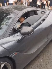 郭麒麟今天开的这什么车?太有排面了,背后一群