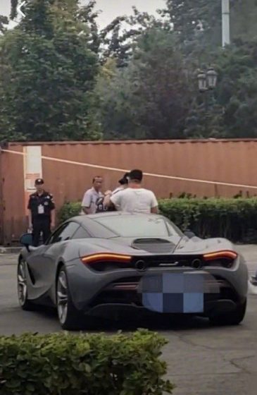 郭麒麟今天开的这什么车?太有排面了,背后一群