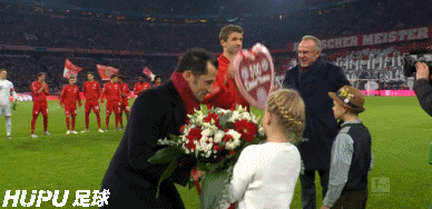 鲜花和掌声!穆勒接受拜仁500场嘉奖