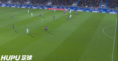 GIF：巴尔韦德助攻本泽马破门，皇马首开纪录