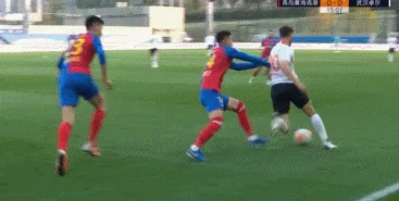 虎扑|青岛黄海总比分8-7逆转武汉卓尔成功保级 朱建荣救主