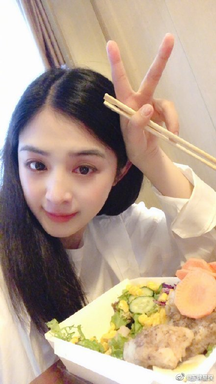 张含韵否认与郭麒麟恋情,网友亮回复:还是关注作品吧!别操心别人的事