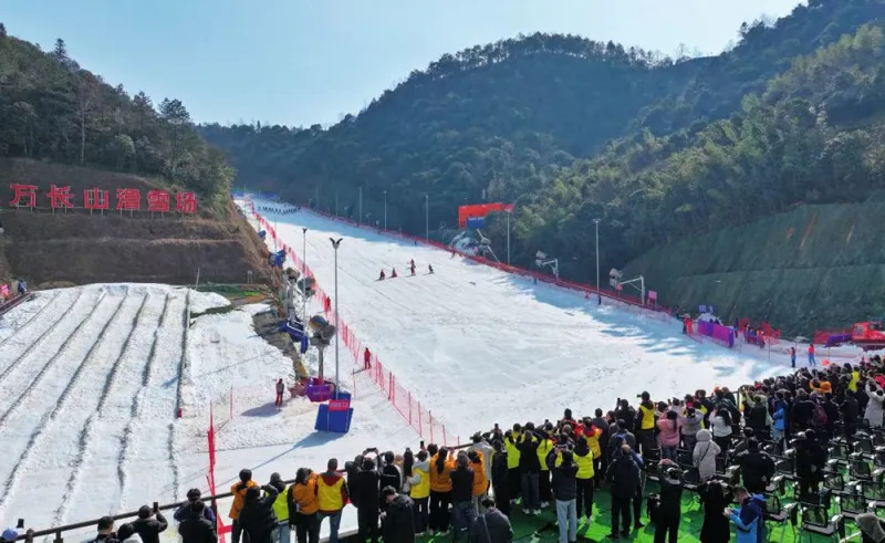 中国最南端户外滑雪场江西赣州崇义万长山滑雪场盛大开板(图1)
