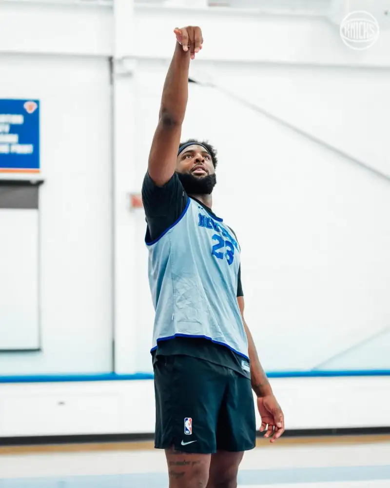 轉(zhuǎn)播方曬圖：詹姆斯生涯首秀 開(kāi)拓者三名球員還沒(méi)出生