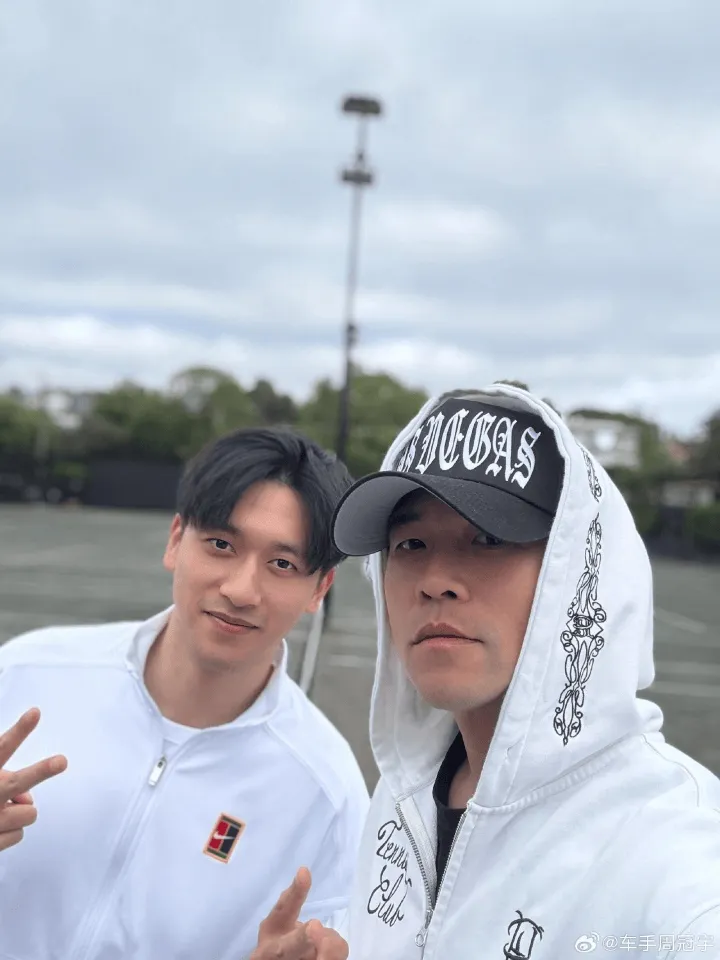 都姓周!周冠宇社媒晒与周杰伦打网球照片-综合体育-综合体育区-虎扑社区