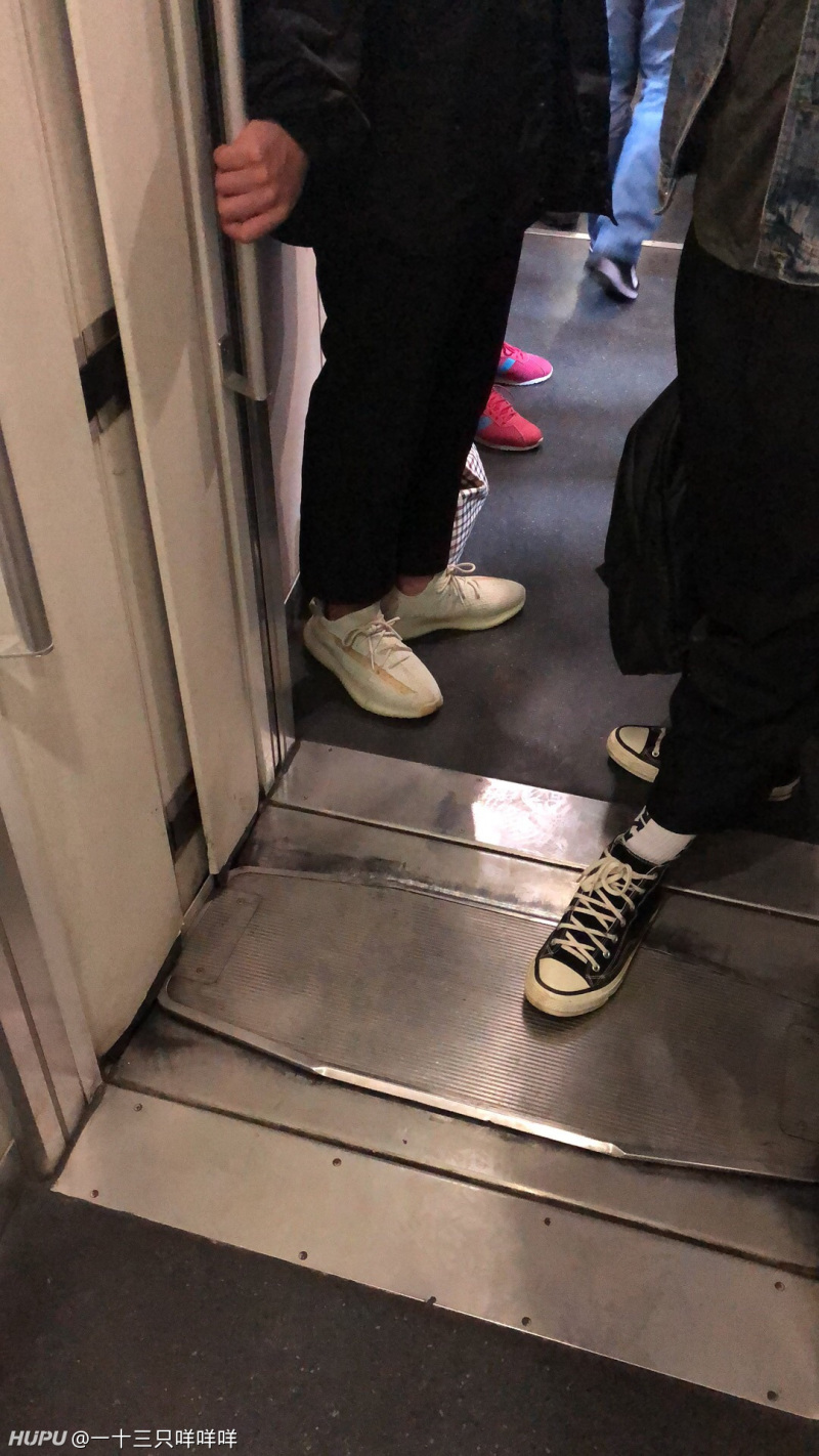 我现在在高铁上,高铁很晃。