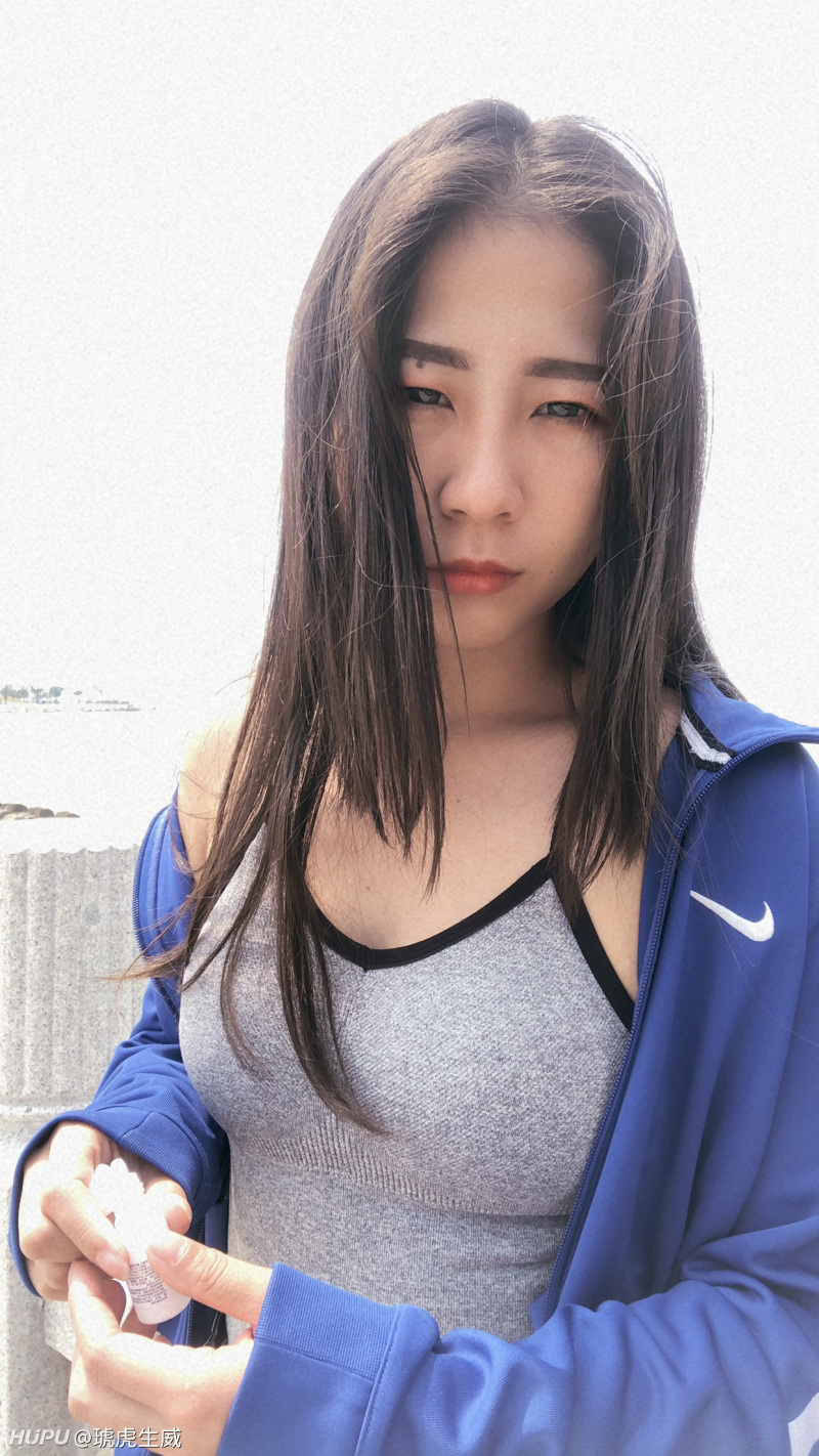 不懂就问,女朋友的门牙有一个稍微有点突出,做