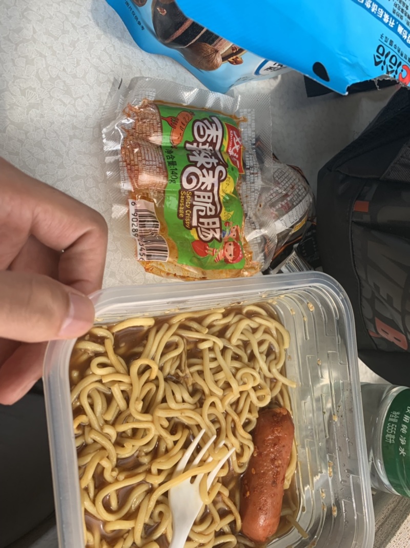 高铁很晃,普快也很晃,差点晃撒我的泡面