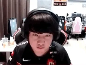 邮报：伯恩利vs利兹联进行单膝跪地仪式时，勒温拒绝跪地选择站立