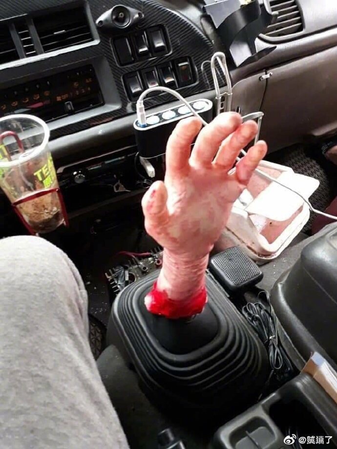 Рукская Сучка Мастурбирует Рычагом Передач В Тачке