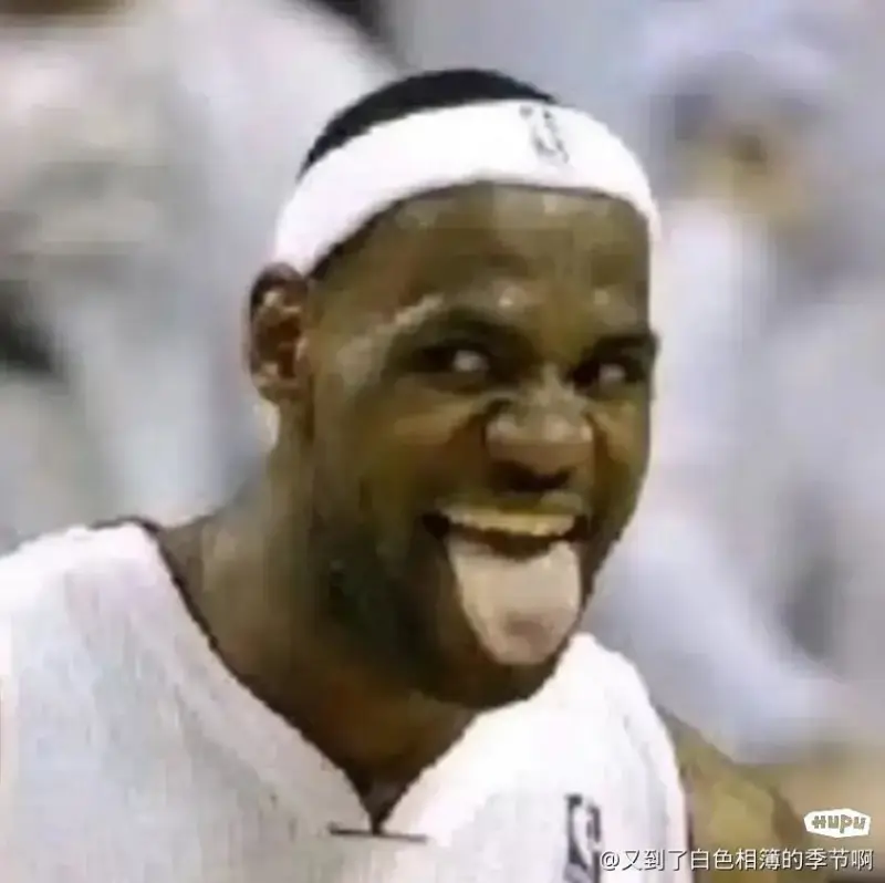 [流言板]心情大好！詹姆斯末节替补席观战，做出吐舌等搞怪表情包