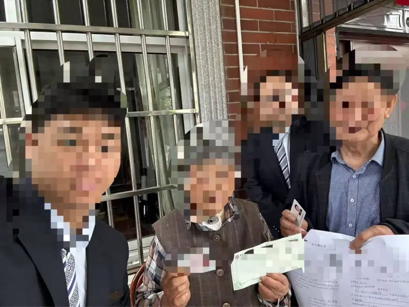 5.14日，湖南株洲 ，一病重老人被要求亲自取钱在银行去世 ，警方介入 。