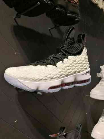 最近准备入詹15,大家觉得哪个配色好看一些