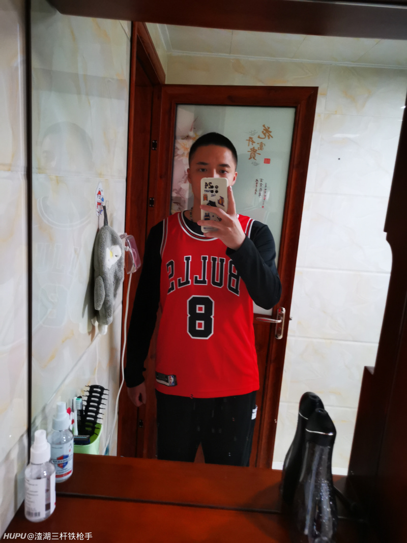 唉 苦心等待两个月 终于等到球衣的到来 第一次穿拉文的球衣去打球 结果膝盖受伤了 虎扑