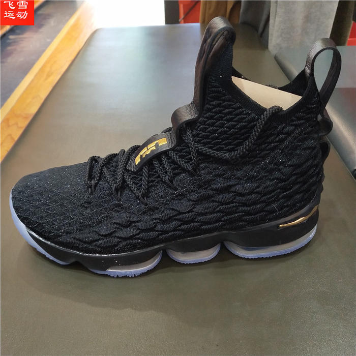 最近准备入詹15,大家觉得哪个配色好看一些