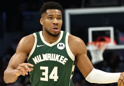 麥卡利斯特遠(yuǎn)射發(fā)生折射，多納魯馬神撲救主