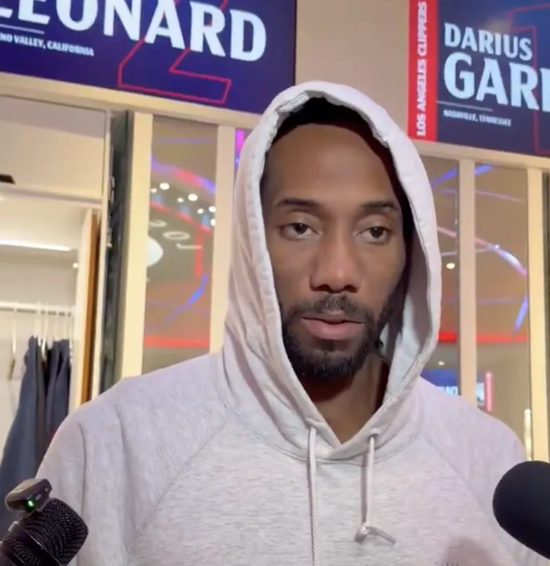 人山人海！記者曬視頻：數百名牙買加球迷賽后等待看梅西離開球場