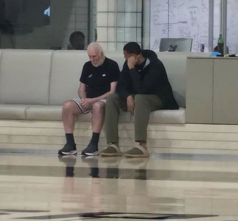 面授机宜？文班和波波维奇赛前投篮训练期间坐在一起交流