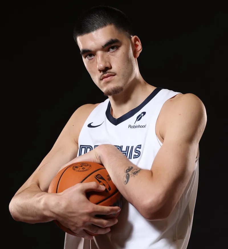 流言板]23岁生日快乐！NBA官方晒照为扎克-伊迪庆生