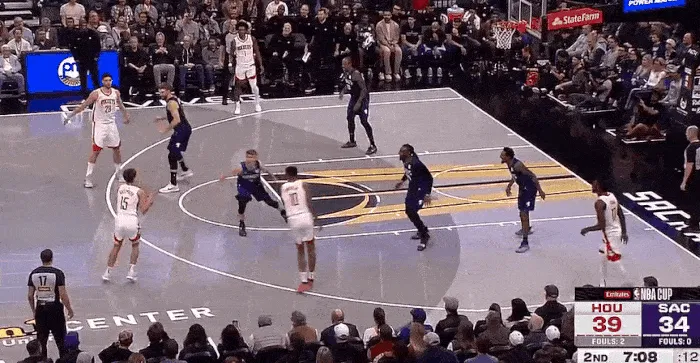 NBA一夜｜湖人媒体对詹姆斯不满 富保罗签约莺歌 11月数据榜